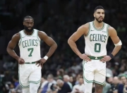 雷速体育-包含西亚卡姆巅峰对决，塔图姆与80激战老鹰分钟，挺进下一轮胜负难料！的词条