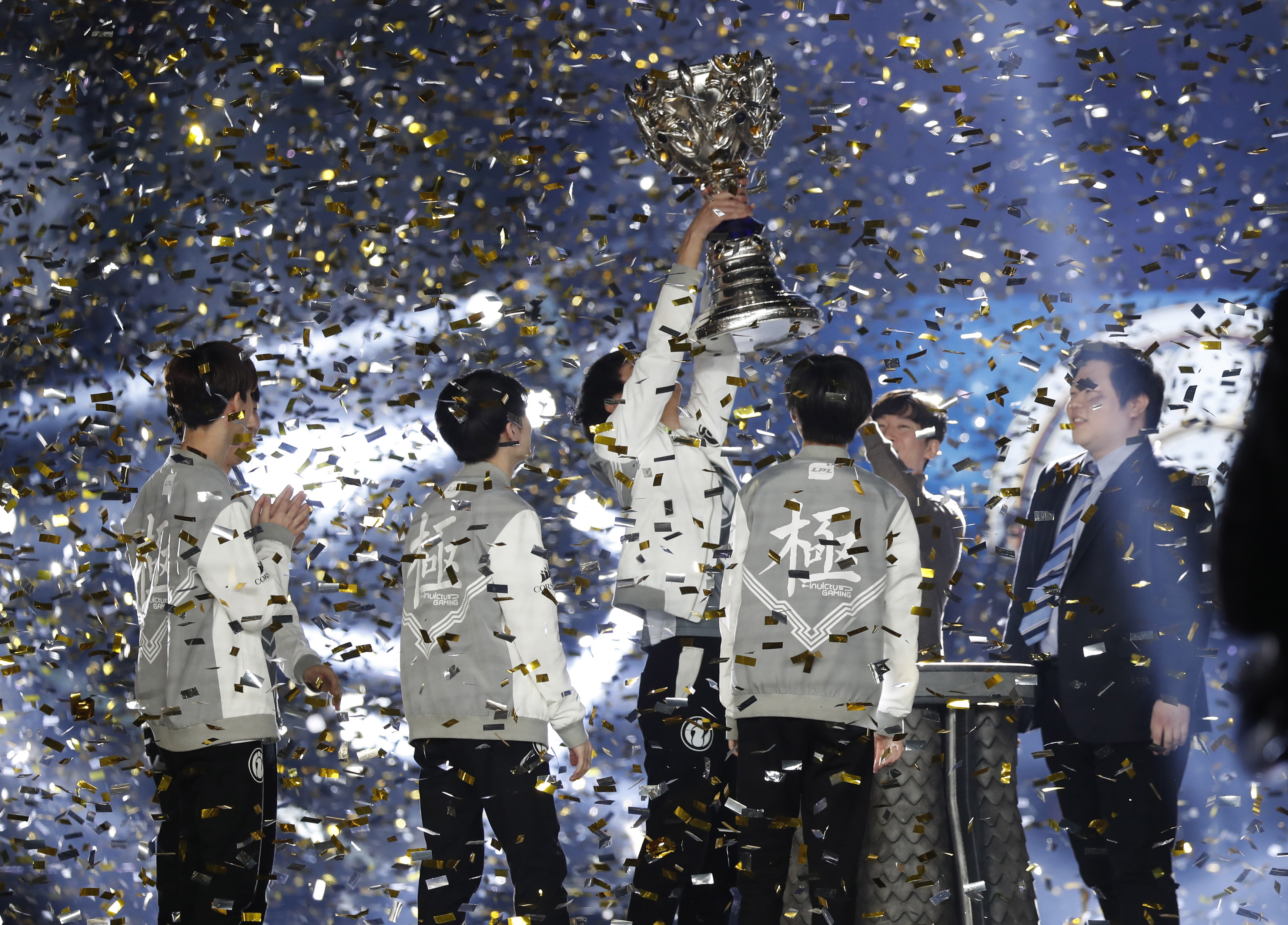 Uzi赛事官方发布比分优势明显新规，湖人争议不断！的简单介绍